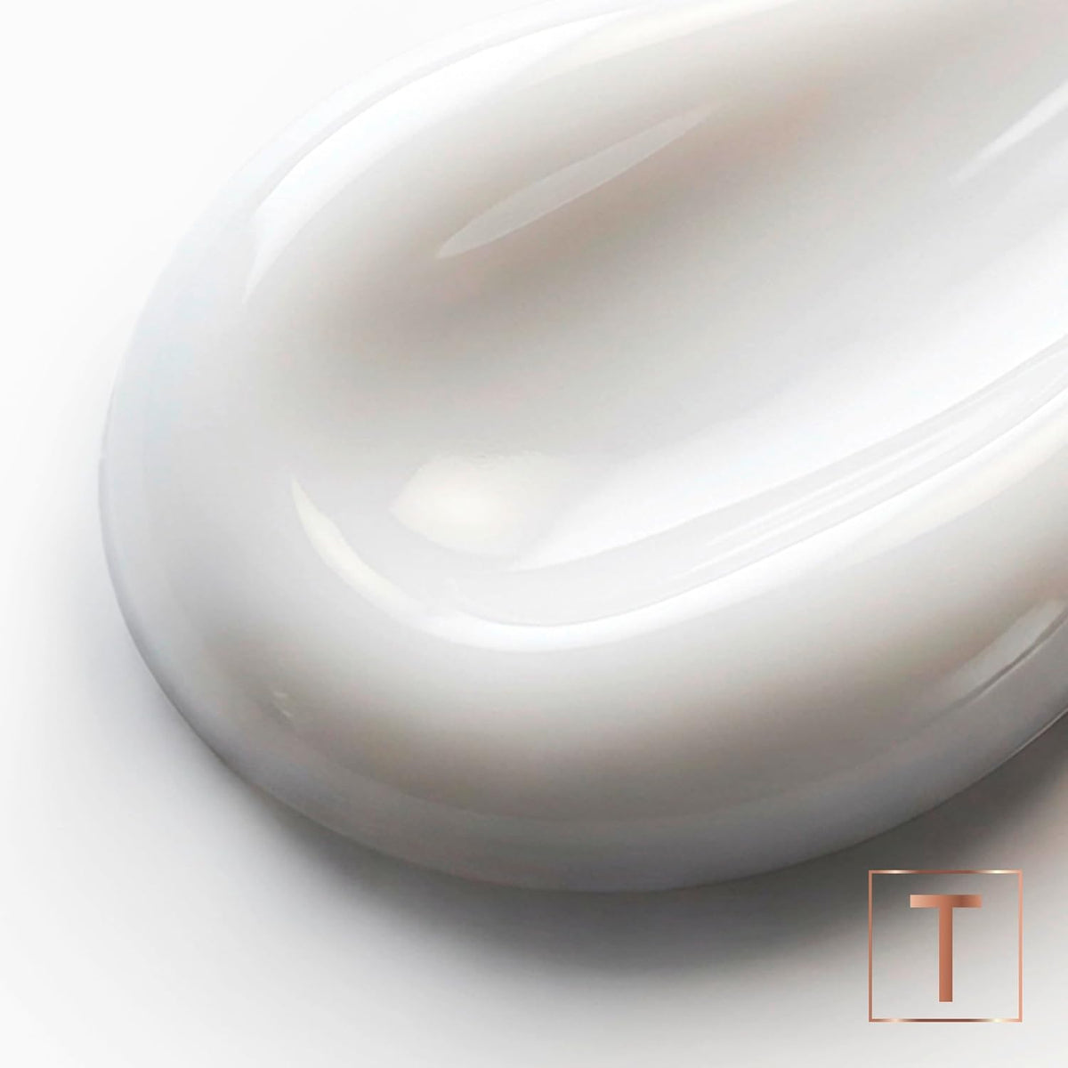 Close-up of the white creamy texture shown for TRESemmé Thermo Sculpt Memory Conditioner.