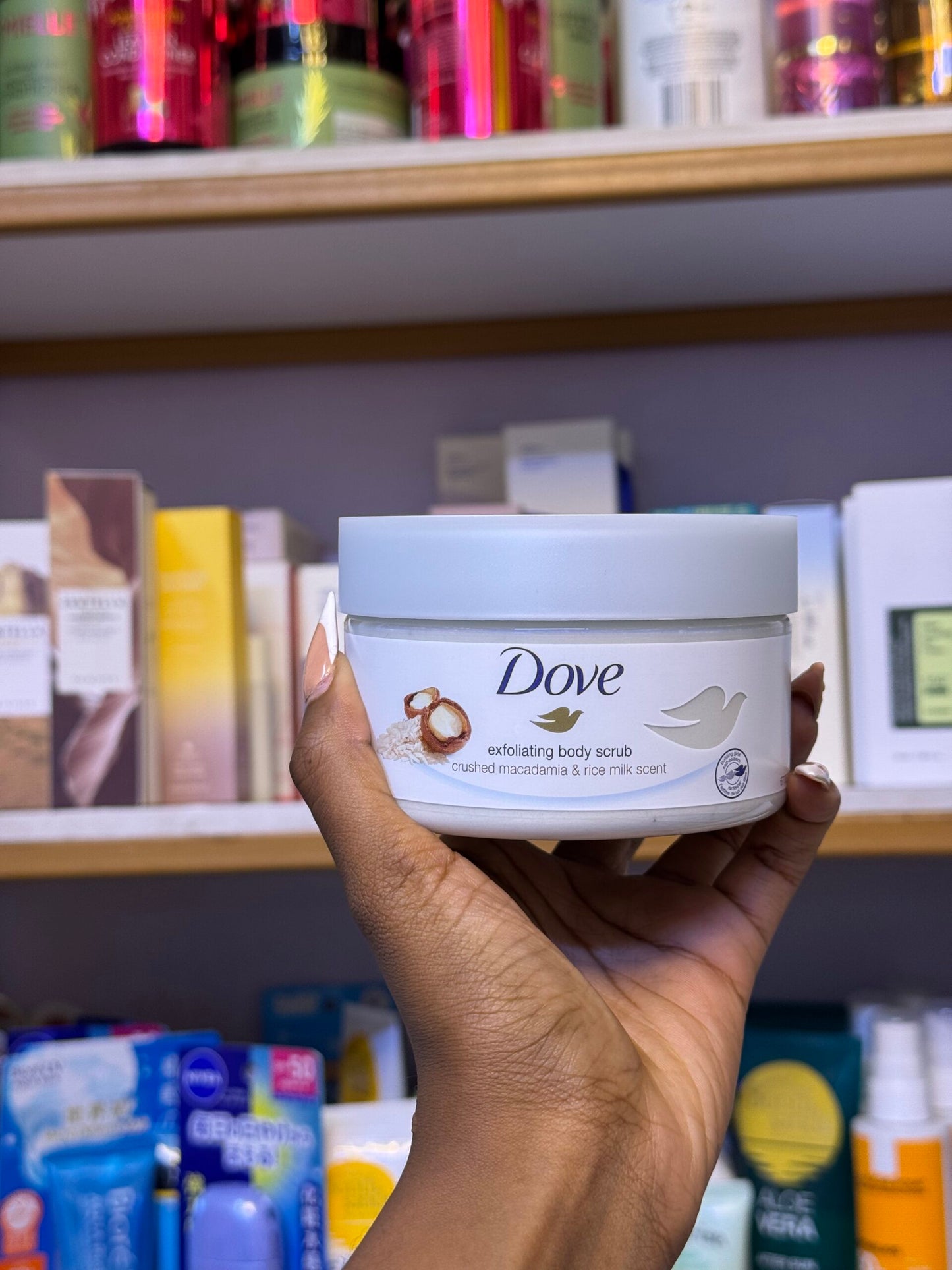Dove Exfoliating Crushed Macadamia & Rice Milk Body Scrub - 225g